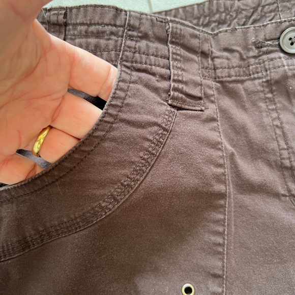 Brown cropped cargo pants w cool pockets & fun toggle at hem. Cotton w stretch! - Picture 5 of 11
